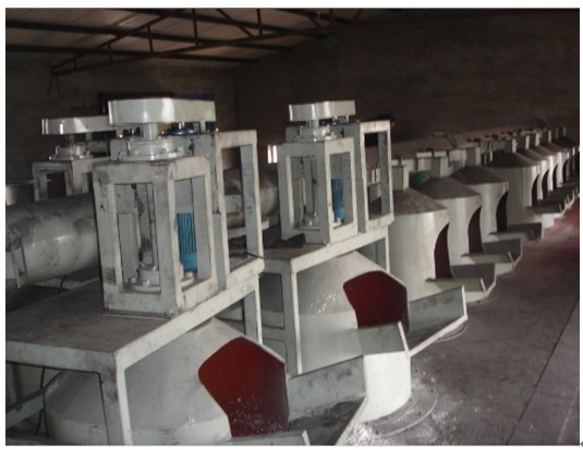 Feeding and dust absorption device